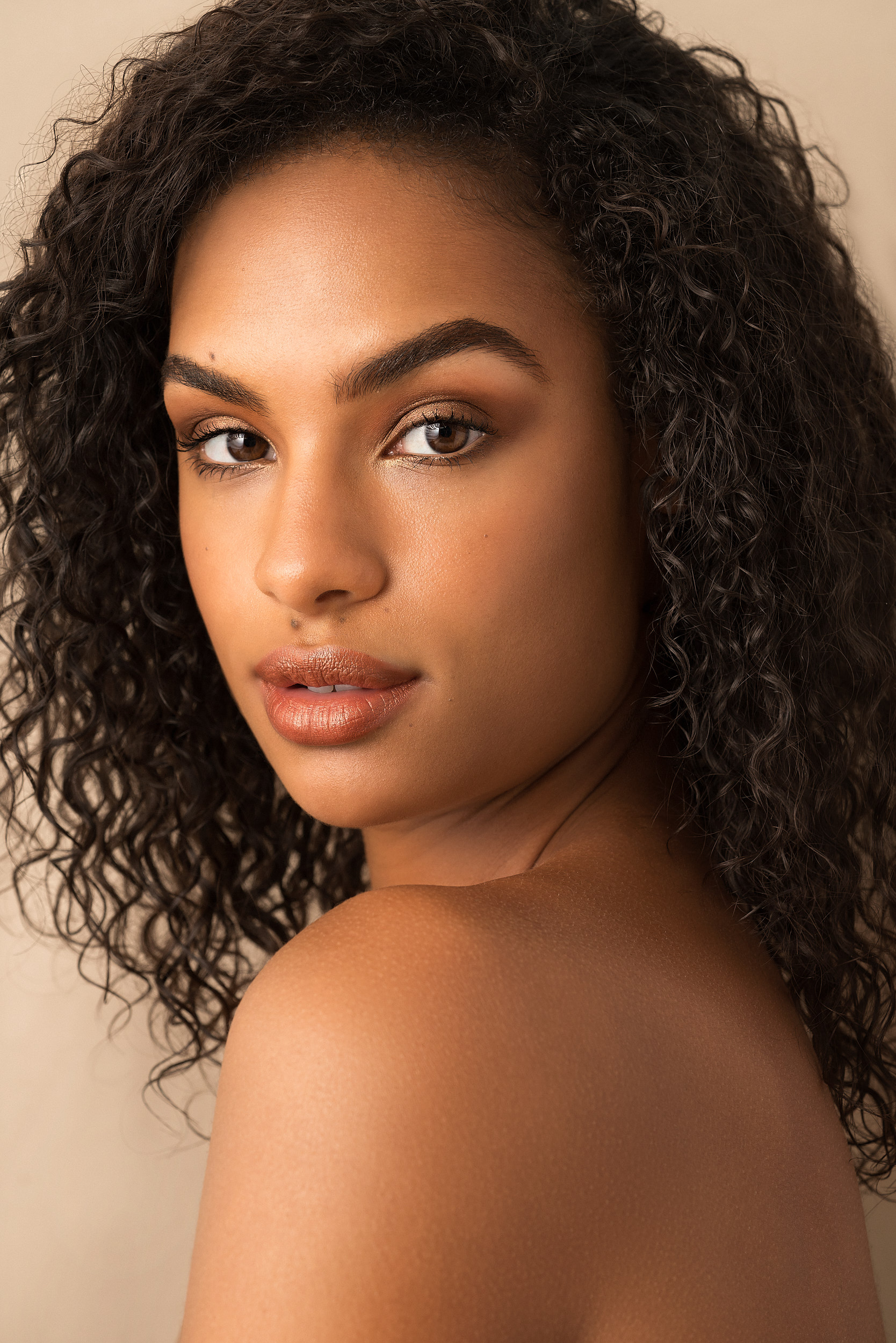 maquillage smokey eyes marron et levres nudes sur peau métissée par Jessica Crater