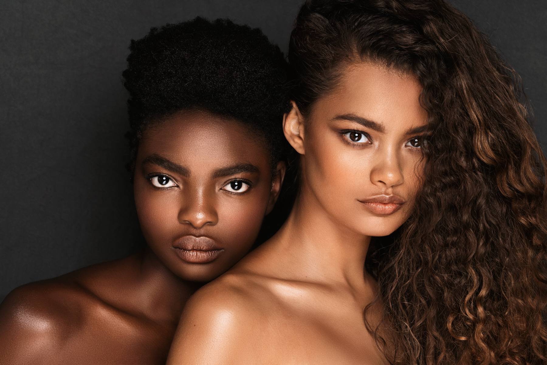 Jessica Crater enseigne le maquillage professionnel des peaux noires et métissées lors de sa formation Brownskin