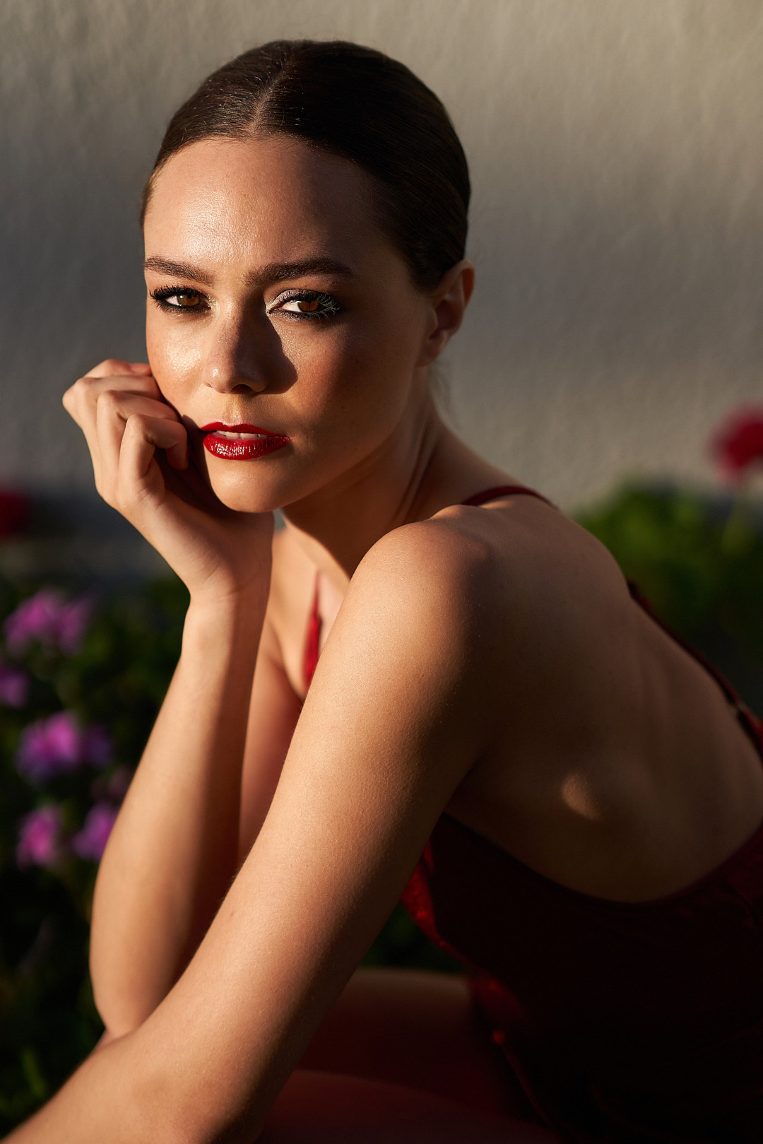 Maquillage lumineux smokey eyes, levres rouges pour photo éditoriale