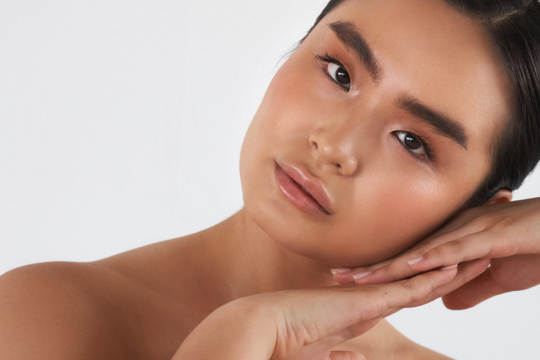 Teint naturel et glowy pour campagne cosmetique inclusive avec modèle asiatique