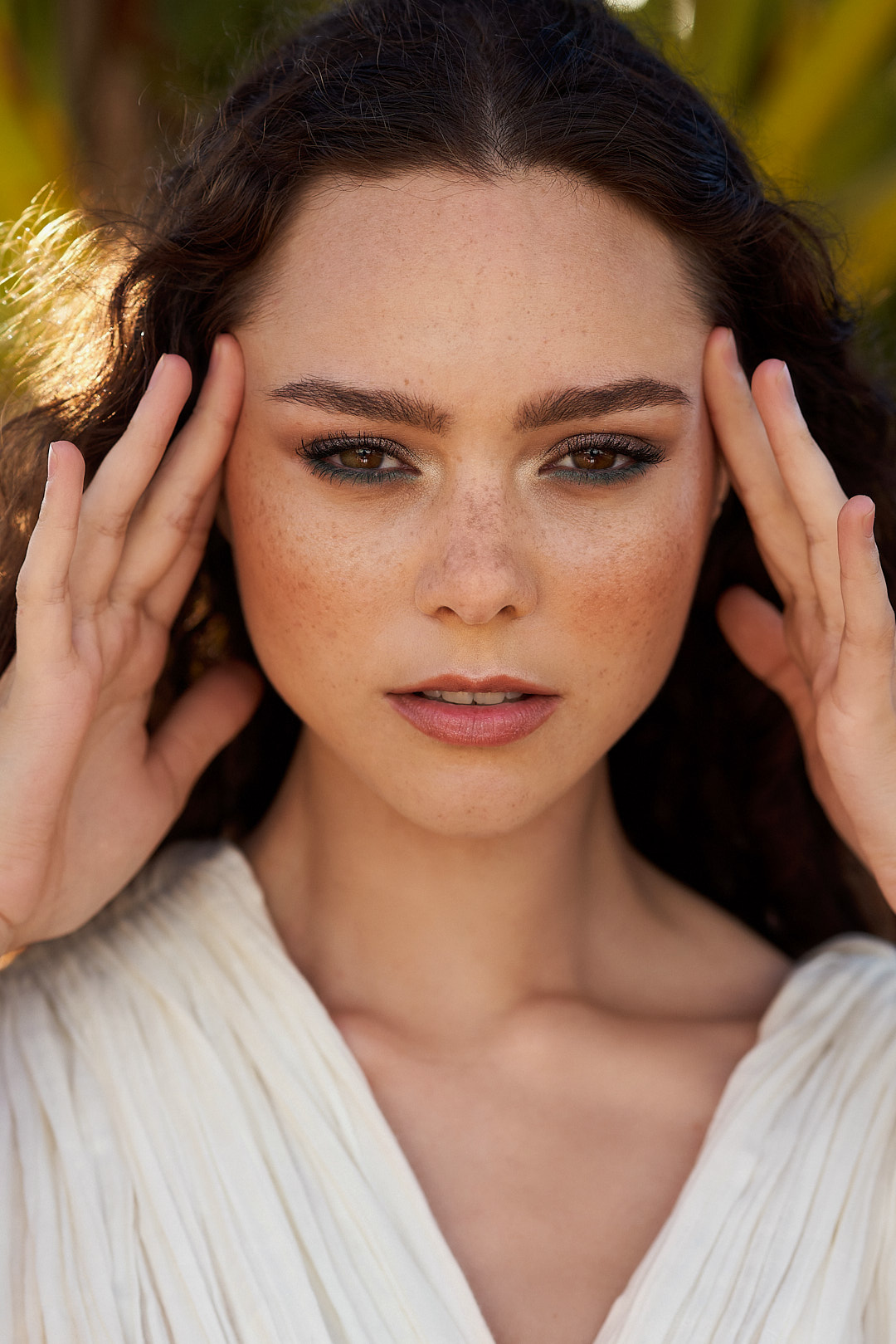 Éditorial beauté moderne et intemporel, teint parfait et regard doux