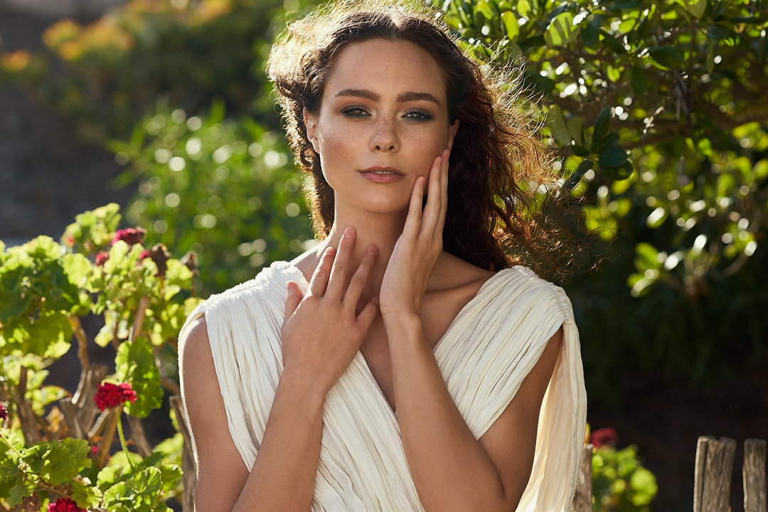 Éditorial maquillage lumière naturelle, mise en beauté subtile inspirée du soleil