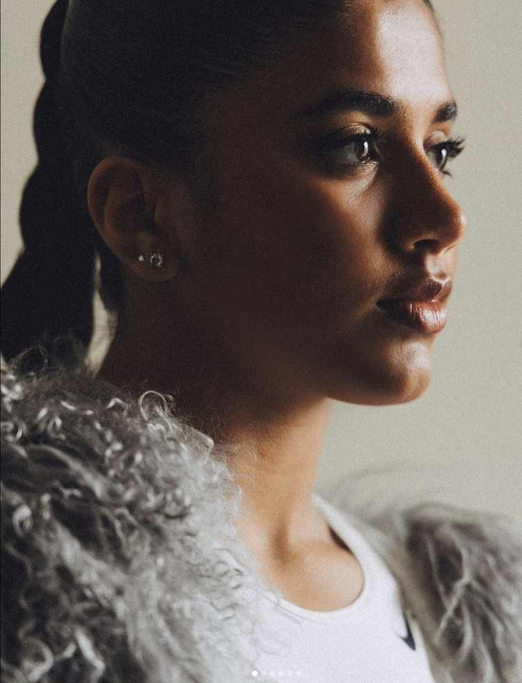 Mise en beauté de la danseuse de Hiphop India Sardjoe pour Vogue world x Nike Women